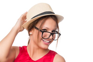 şapka ve güneş gözlüğü poz neşeli genç kız