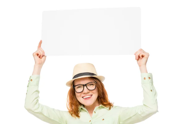 Menina segura um cartaz acima de sua cabeça em um fundo branco — Fotografia de Stock