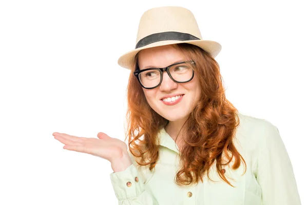 Рыжая девушка в шляпе держит под рукой что-то на белой спине — стоковое фото