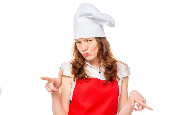 Fille dans une casquette et un chef tablier rouge posant sur un fond blanc — Photo