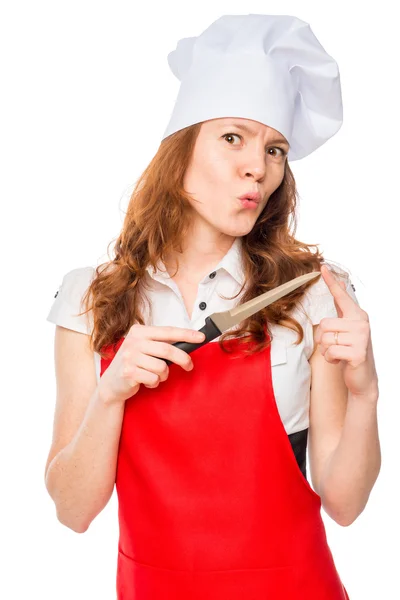 Retrato de un cocinero en delantal rojo con un cuchillo afilado aislado — Foto de Stock