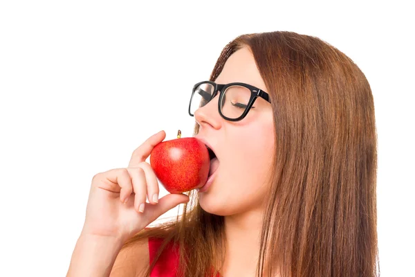 Chica disfrutando de una deliciosa manzana roja sobre un fondo blanco — Foto de Stock