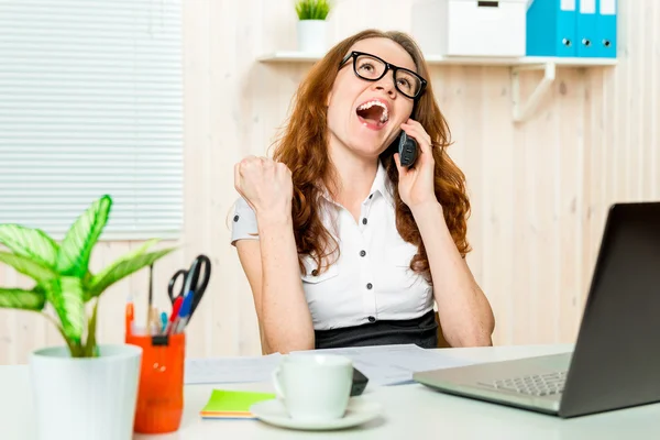 Ung successful business woman on the phone conclude profitable t — Stock Photo, Image