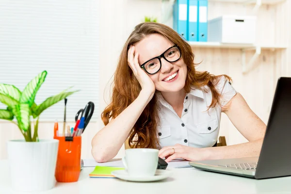 Happy and beautiful successful accountant working in the office — Stock Photo, Image