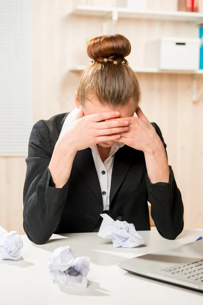 Femme d'affaires frustrée avec du papier froissé sur le bureau thinki — Photo