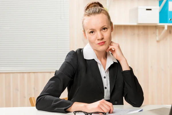 Jonge mooie en zeer succesvolle vrouw aan het werk op kantoor — Stockfoto