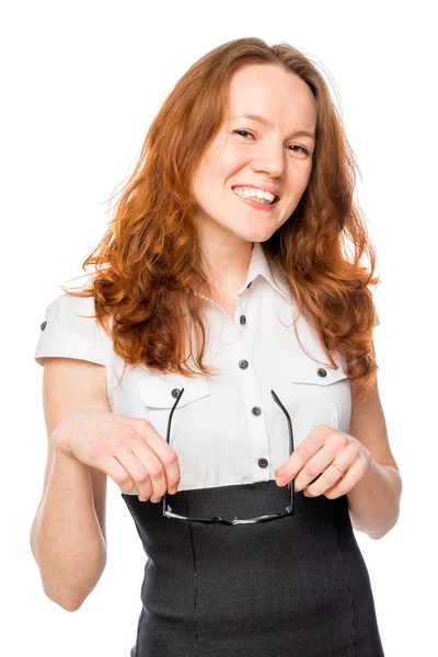 Стройная секретарша с рыжими волосами держит очки в руках — стоковое фото