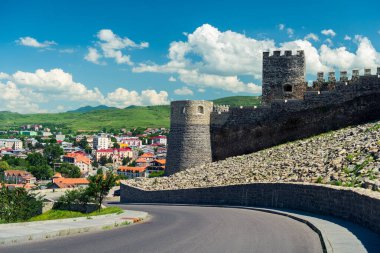 Akhaltsikhe 'deki Rabat Ortaçağ Şatosu güneşli bir günde ünlü Gürcü turistik yeridir. 