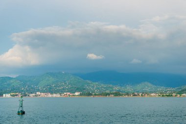 Dağların manzarası ve Kafkasya Körfezi.
