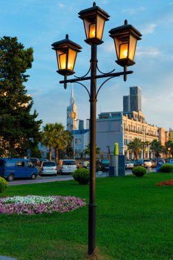 Gürcistan 'ın Batumi şehrinin arka planında retro tarzı bir elektrik direği var. 