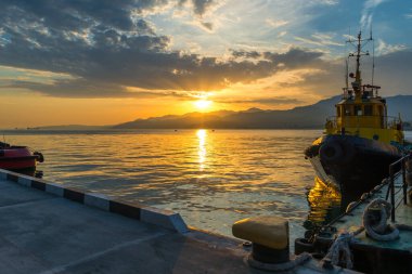 Güzel gün batımı manzarası ve limandaki gemi manzarası. 