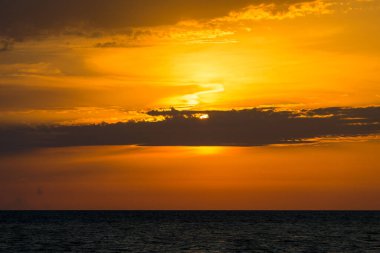 Deniz manzarasında güzel turuncu gün batımı
