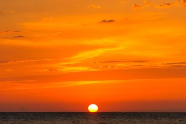 Deniz manzarasında güzel turuncu gün batımı