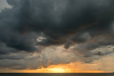 Deniz manzarasında güzel turuncu gün batımı