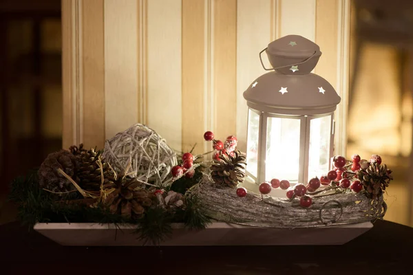 Vánoční Kompozice Jasné Světlo Zářící Lucerna Zelené Jedle Větve Stromů — Stock fotografie