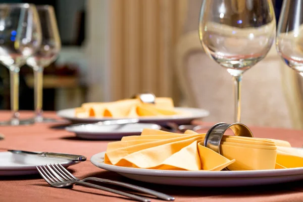 Schön Gedeckte Tische Mit Gläsern Morgen Restaurant — Stockfoto