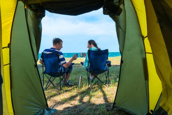 Happy Couple Cups Tea Camping Sea Vacation — Stock Photo, Image