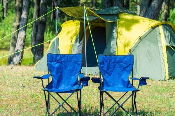キャンプチェアやテントで自然の中で休暇 — ストック写真