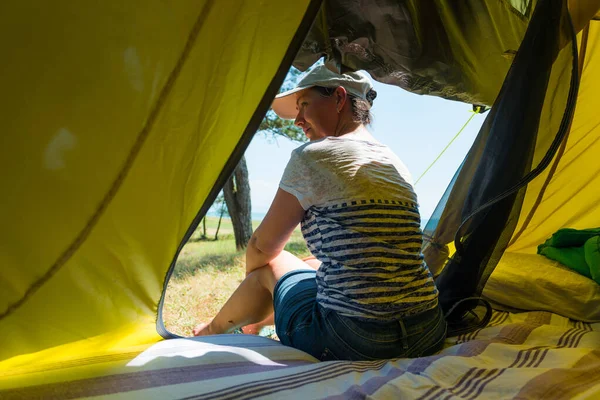 Jonge Vrouw Gluren Uit Toeristische Tent Glimlachen — Stockfoto