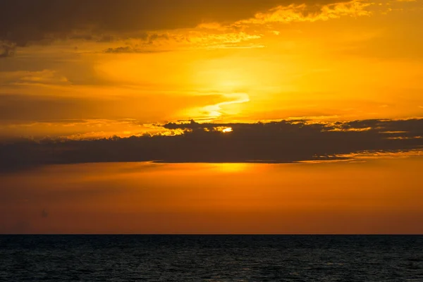 Schöner Orangefarbener Sonnenuntergang Über Der Meereslandschaft — Stockfoto