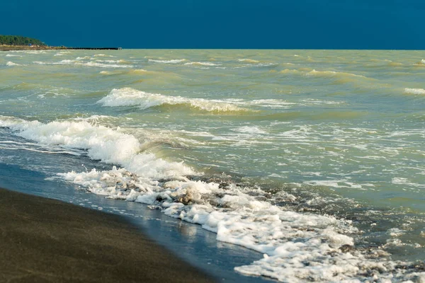 Mar Cielo Azul Dramático Marea Mar Durante Crepúsculo Azul Tiempo — Foto de Stock