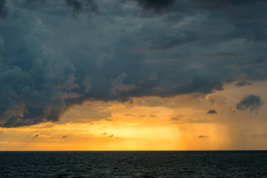 Deniz manzarasında güzel turuncu gün batımı