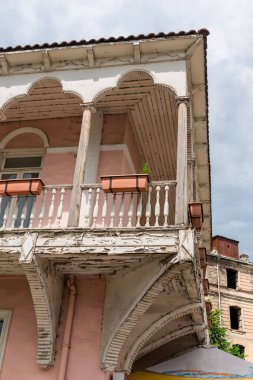 Balkonlu eski bir evin cephesi