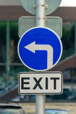 EXIT ile sol ok yol işareti