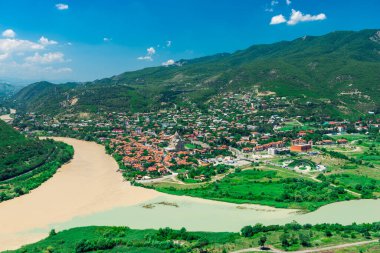 Kura ve Aragvi nehirlerinin birleştiği Gürcistan 'daki Jvari manastırından görüş