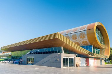 Azerbaycan Halı Müzesi Azerbaycan halılarını ve çeşitli dokuma teknikleri ve malzemelerinin halı parçalarını gösteriyor. Bakü, Azerbaycan 'da halı müzesi bulunmaktadır..