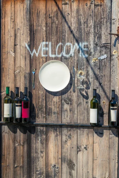 Arredamento Sul Muro Ristorante Bottiglie Vino Piatto Con Iscrizione Welcome — Foto Stock