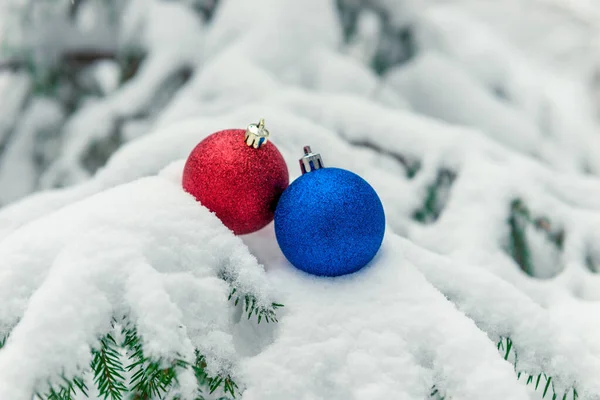云杉在森林里的枝条上满是雪 还有玩具球 概念新年 — 图库照片