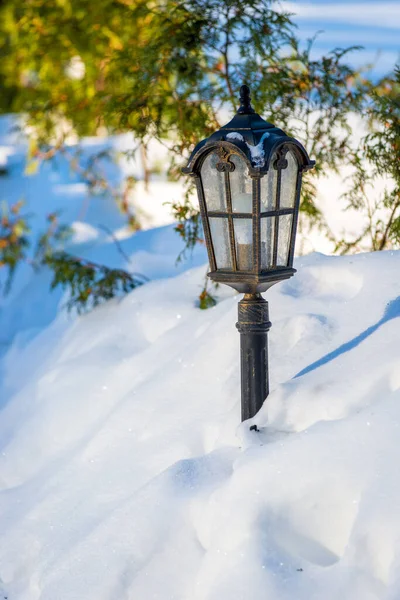 Zwarte Straatlamp Bedekt Met Sneeuw — Stockfoto