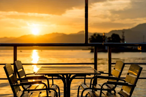 Stół Kawiarni Nad Morzem Podczas Zachodu Słońca Pomarańczowym — Zdjęcie stockowe