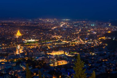 Günbatımından sonra Gürcistan 'ın Eski Tiflis kentinin manzarası