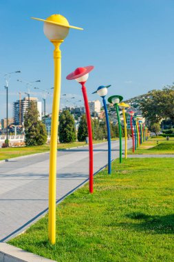 Hazar Denizi Bulvarı 'nda güzel bir şerit. Renkli, komik, insansı fenerler. Bakü, Azerbaycan.