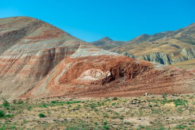 Azerbaycan 'daki Şeker Çubuğu Dağları' nda çapraz yatak. Tepelerin renkli çizgileri. Shale çizgili dağlar.