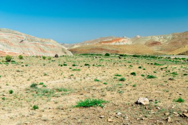 Azerbaycan 'daki Şeker Çubuğu Dağları' nda çapraz yatak. Tepelerin renkli çizgileri. Shale çizgili dağlar.