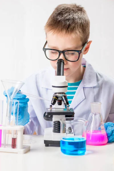 Školák Mikroskopem Zkoumá Chemikálie Zkumavkách Provádí Experimenty Portrét Bílém Pozadí — Stock fotografie