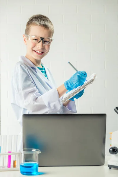 Školák Laptopem Laboratoři Provádí Chemické Experimenty Látkami Zkumavkách Portrét Mladého — Stock fotografie