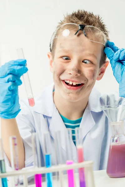 Zabawny Chłopiec Przebrany Chemika Brudną Twarzą Nieudanym Eksperymencie — Zdjęcie stockowe