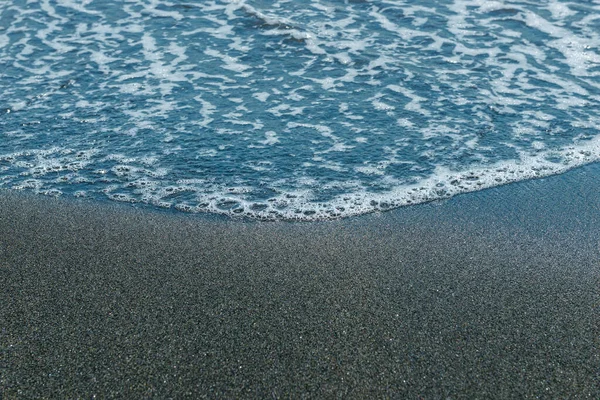 Bílá Pěna Vlna Černé Písečné Pláži Zblízka — Stock fotografie