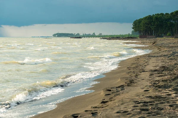 Morze Błękitne Dramatyczne Niebo Przypływ Morzu Podczas Błękitnego Zmierzchu Pochmurną — Zdjęcie stockowe