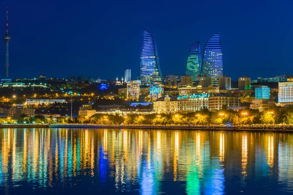 Baku Panoráma Éjszakai Város Gyönyörű Kilátás Nyílik Felhőkarcolókra Lángtornyok Este — Stock Fotó