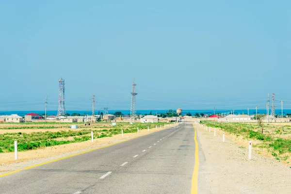 Stadtlandschaft Mit Stromleitungen Auf Einem Feld Einem Sonnigen Tag — Stockfoto