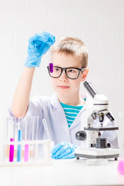 Escolar Con Microscopio Examina Las Sustancias Químicas Los Tubos Ensayo — Foto de Stock