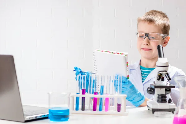 Uczeń Mikroskopem Bada Chemikalia Probówkach Przeprowadza Eksperymenty Portret Białym Tle — Zdjęcie stockowe