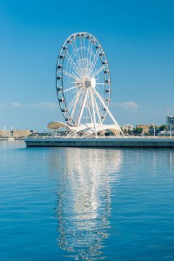 Gökyüzünün önündeki dönme dolap. Bakü, Azerbaycan 'da büyük bir atlıkarınca
