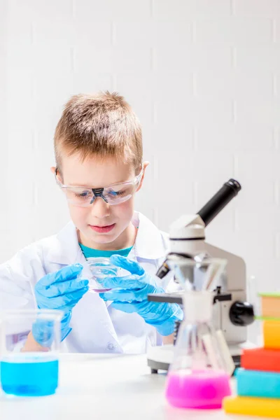 Školák Mikroskopem Zkoumá Chemikálie Zkumavkách Provádí Experimenty Portrét Bílém Pozadí — Stock fotografie