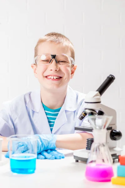 Escolar Con Microscopio Examina Las Sustancias Químicas Los Tubos Ensayo — Foto de Stock